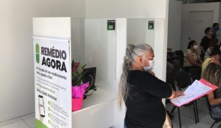 Mulher aguardando atendimento em Fármacia de Auto Custo