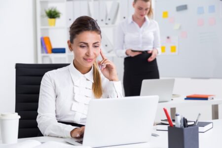 mulher em frente ao computador