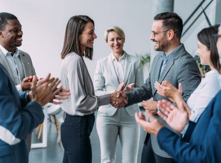 Grupo de pessoas em reunião