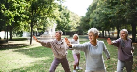 Pessoas fazendo yoga ao ar livre