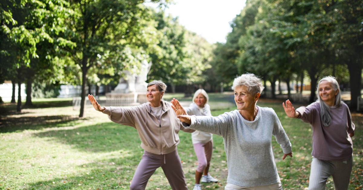 Pessoas fazendo yoga ao ar livre