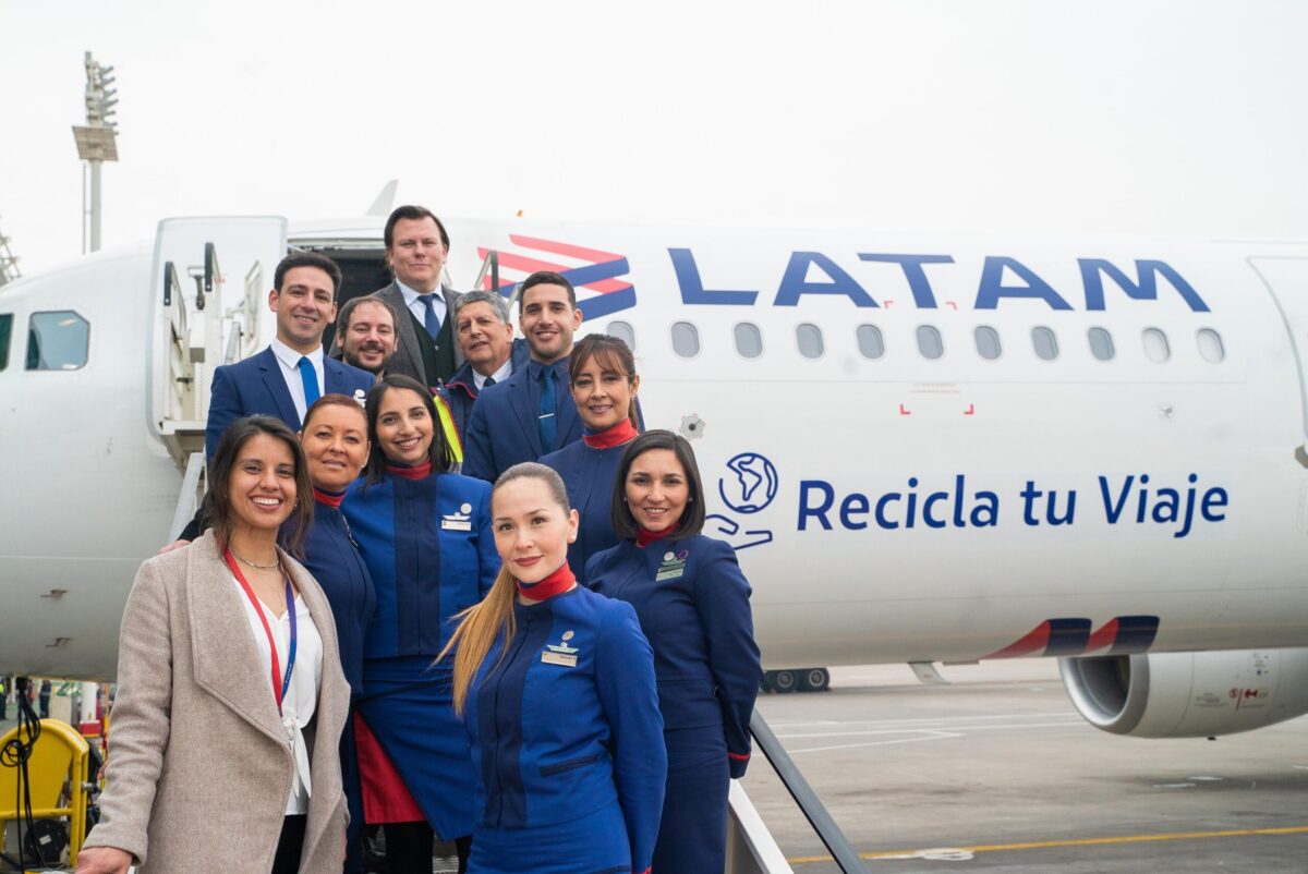 Equipe da latam em frente a aeronave
