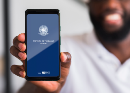 homem em app da carteira figital