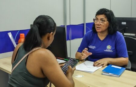 Mulher em atendimento no Itaquá Mais Emprego