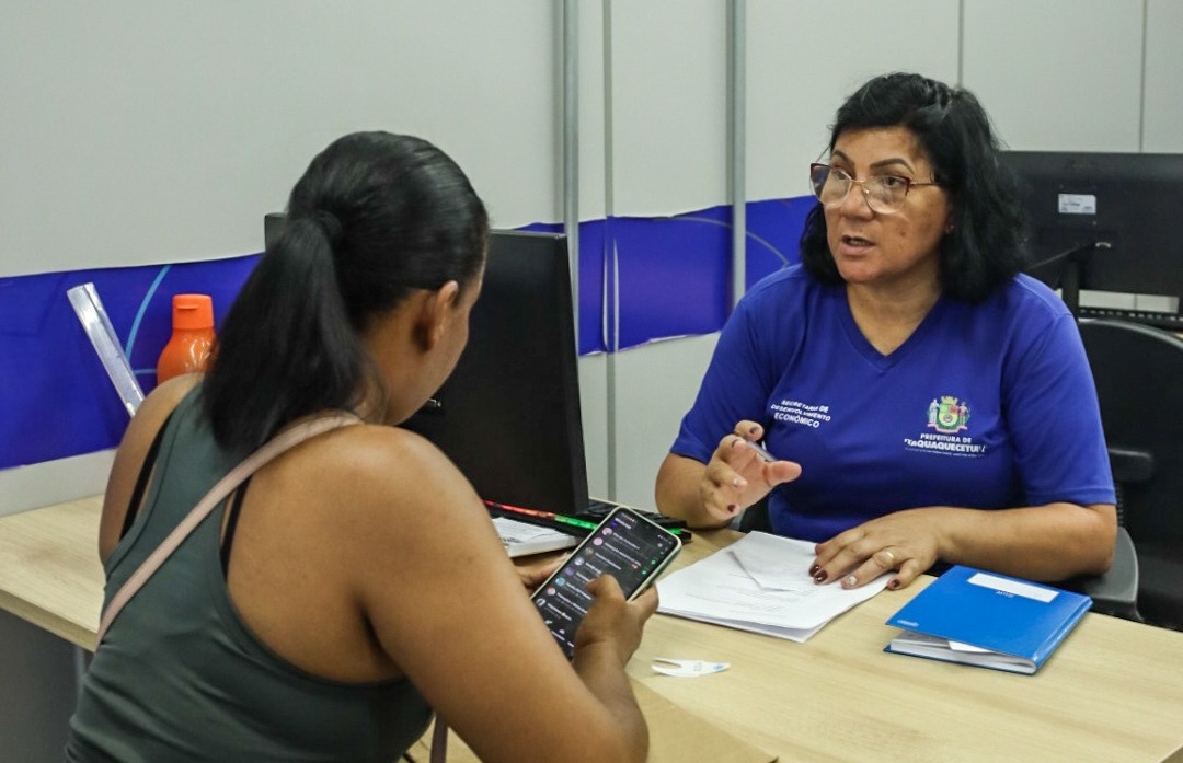 Mulher em atendimento no Itaquá Mais Emprego