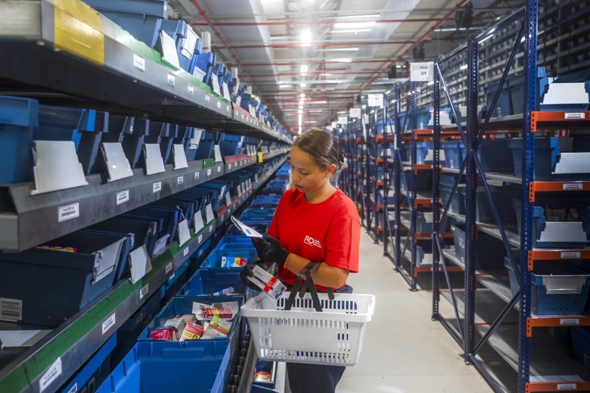 Mulher separando produtos no CD da RD