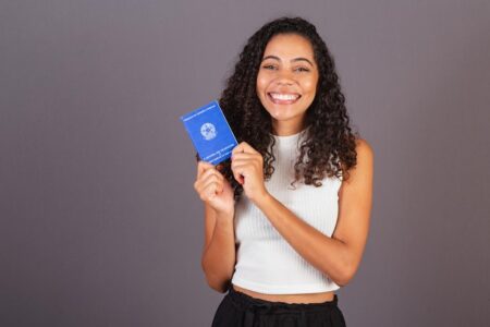 jovem com careira de trabalho