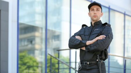 Homem com roupa de segurança
