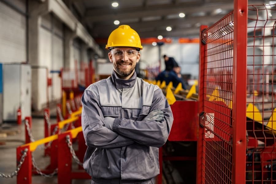 Homem em galpão de empresa