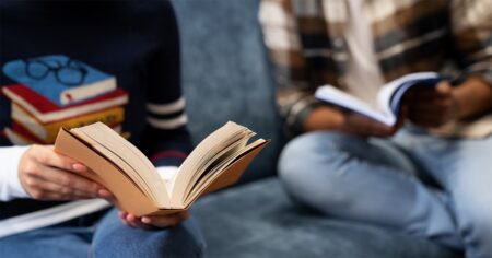 Pessoas lendo livros