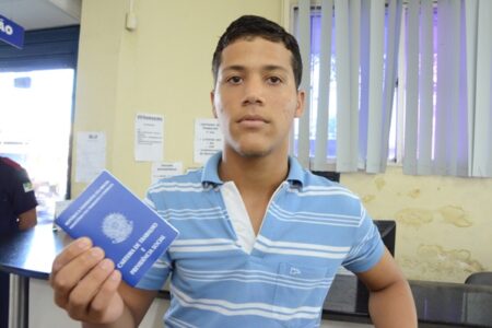 Jovem com carteira de trabalho