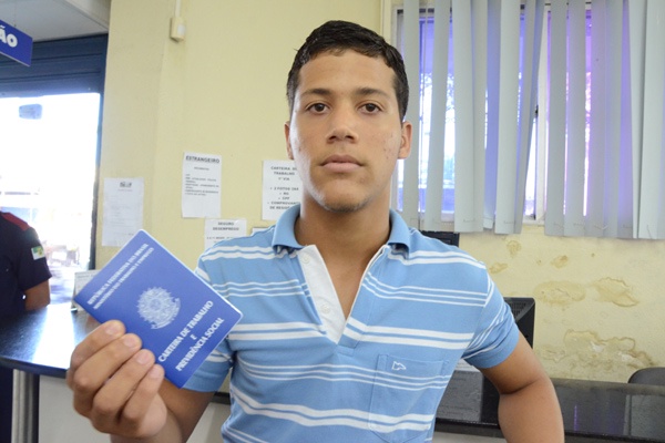 Jovem com carteira de trabalho