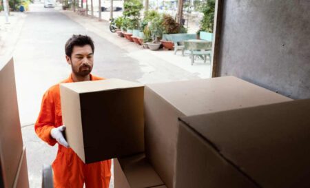 hOMEM FAZENDO CARGA E DESCARGA