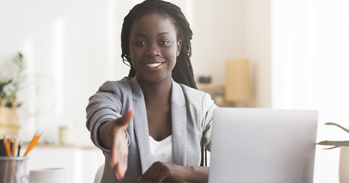 mulher em entrevista de emprego