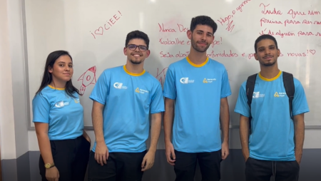 Jovens com uniforme do Ciee na escola