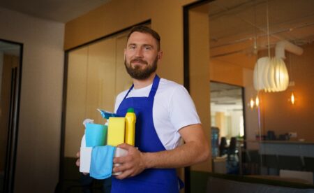 homem com produtos de limpeza