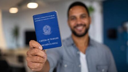 Homem com carteira de trabalho