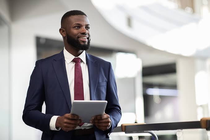 homem de treno elegante com tablet