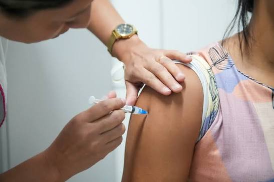 pessoa sewndo vacinada no braço