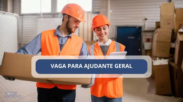 mulher e homem carrregando caixa