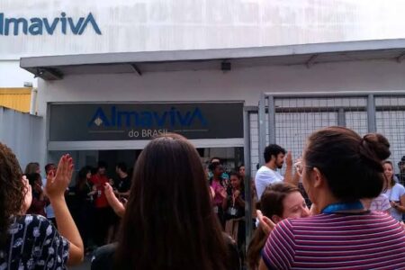 Pessoas na frente da empresa Alma Viva