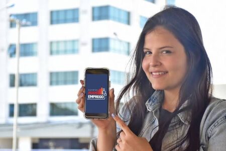 Jovem em app do Suzano mais Emprego