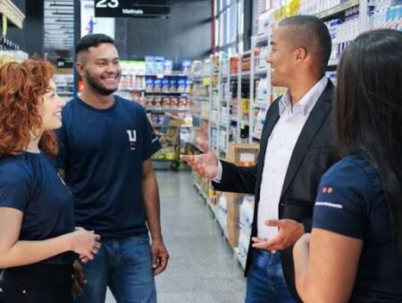 jovens em reunião em supermercado
