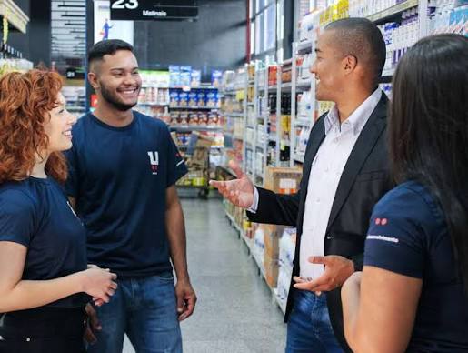 jovens em reunião em supermercado