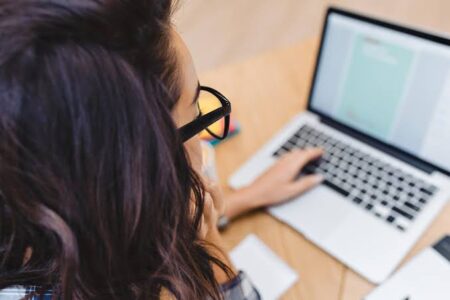 Jovem em frente ao computador