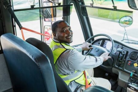 Homem em um transporte pesado