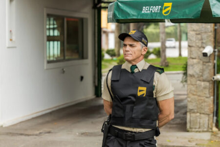 Homem com uniforme do Grupo Belfort