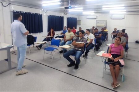 Pessoas em sala de aula