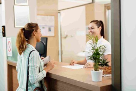 Recepcionista atendendo cliente