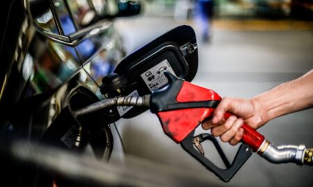 Automóvel sendo abastecido