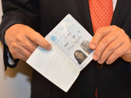 Pessoa segurando carteira de trabalho