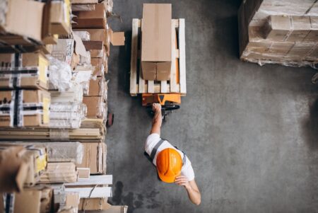 Homem empurrando pallet- Arrumador de carga
