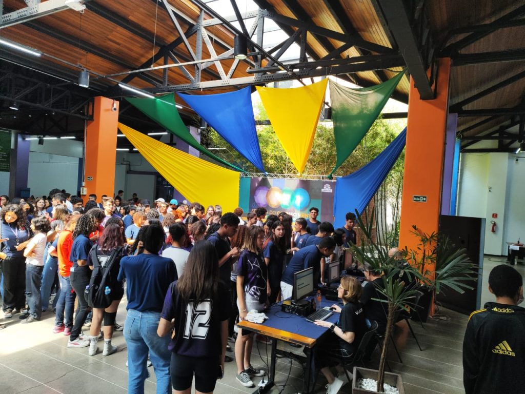 pessoas em feira de conhecimento