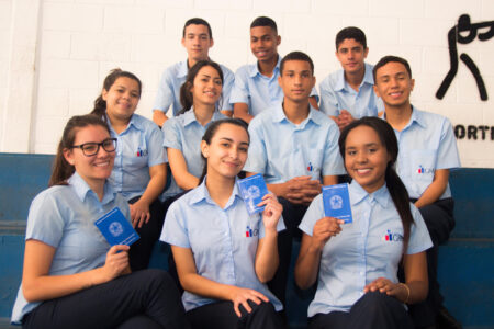 Jovens com carteira de trabalho e uniforme da Guarda Mirim de Suzano