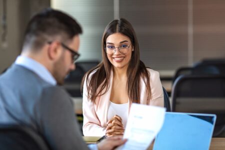 Mulher em entrevista de emprego