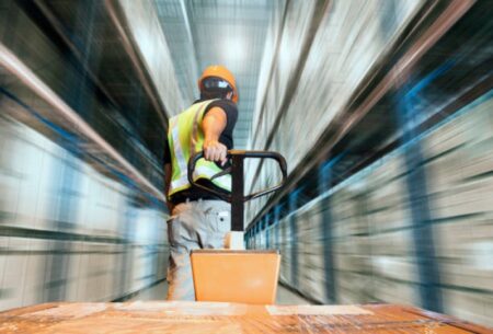 Homem empurrando pallet