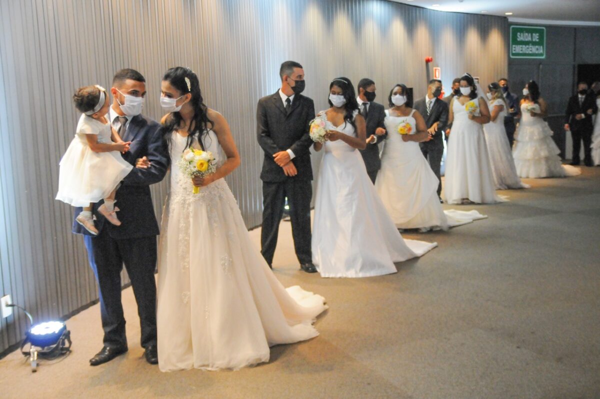 Casais erm fila de casamento couminitário