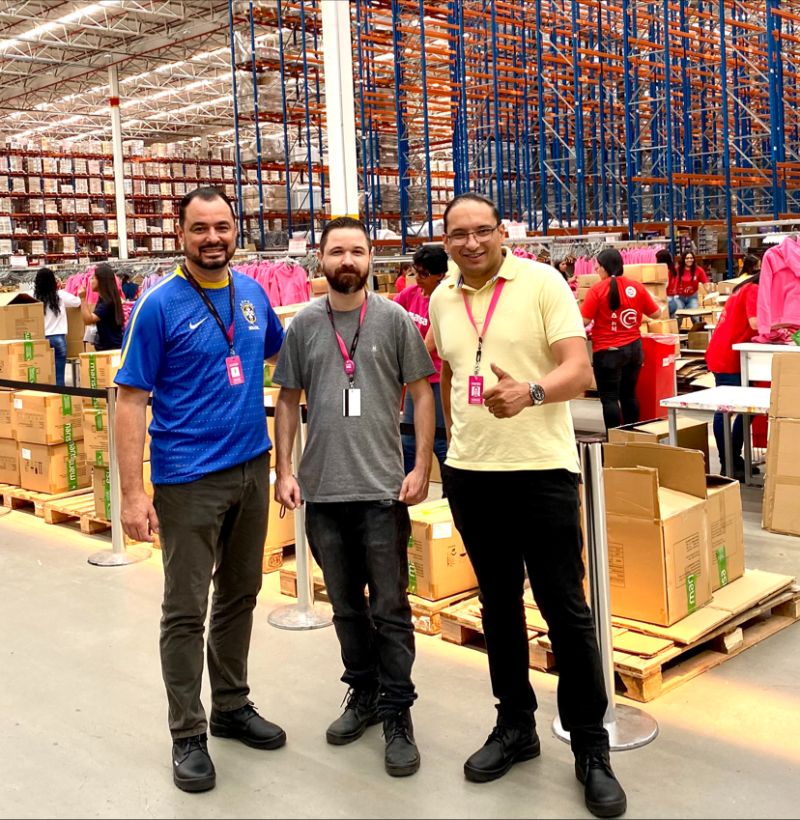Homens em centro de distribuição da Marisa