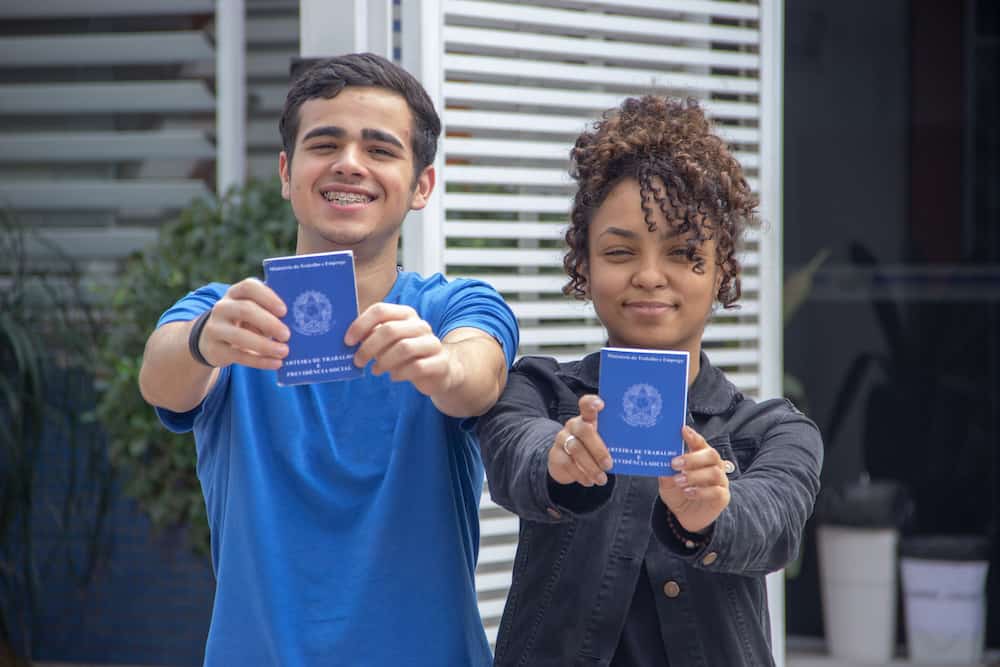 Dois Jovens aprendizes com carteira de trabalho