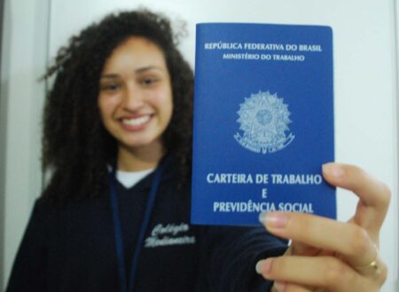 Jovem com carteira de trabalho