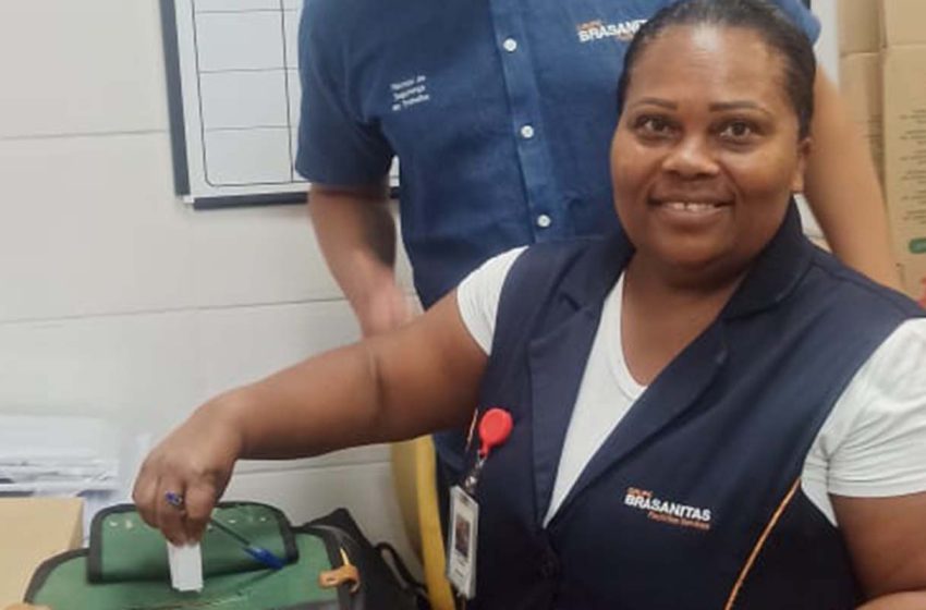 mulher com uniforme da Brasanitas
