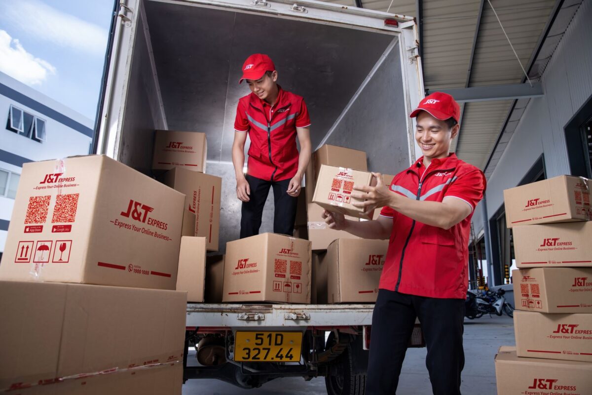 homens descarregando mercadoria na J&T Express