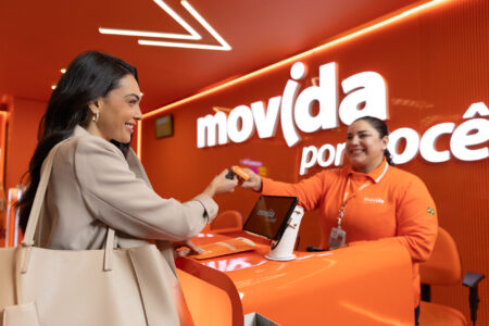 Mulher atendendo cliente da Movida