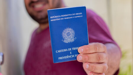 homem com carteira de trabalho