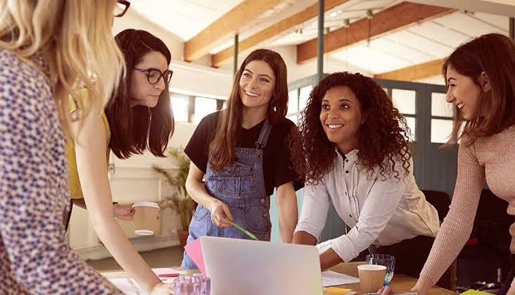 Grupo de mulheres em reunião