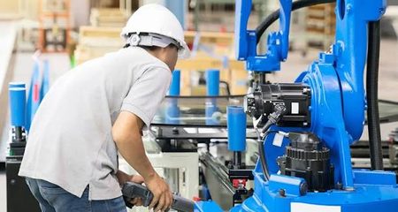 homem operando máquina